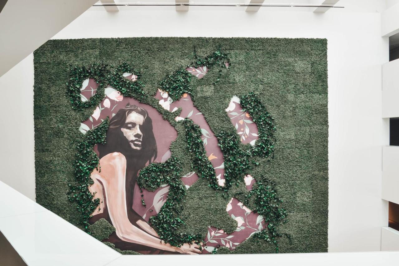 The Editory By The Sea Troia Comporta Hotel Екстер'єр фото A green wall with a picture of a woman