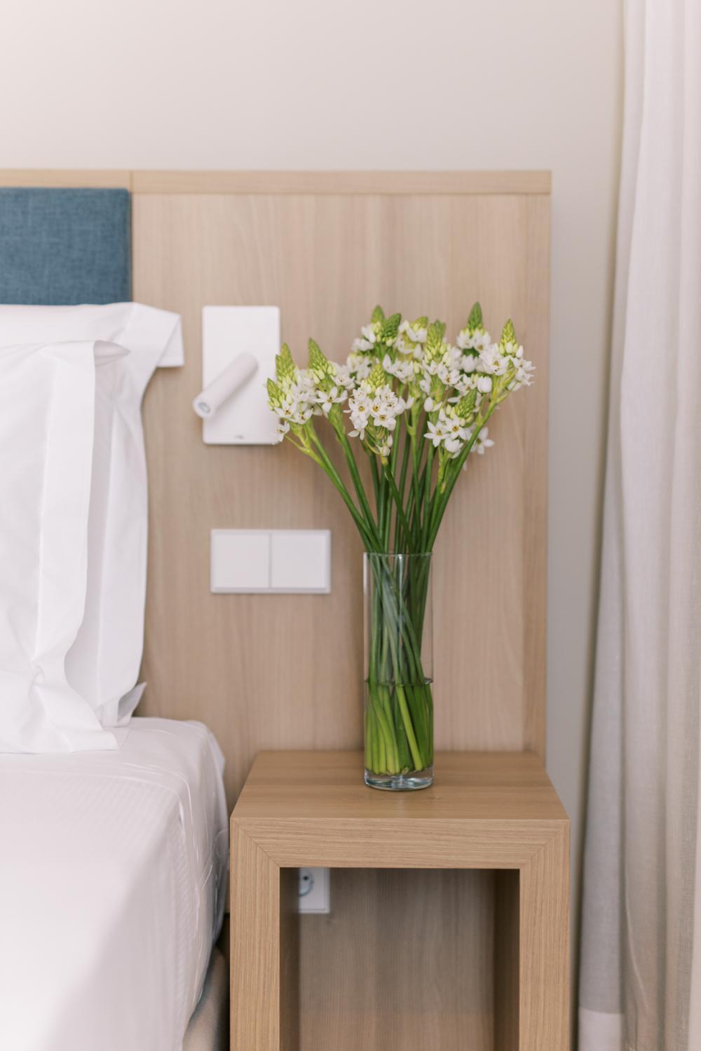 The Editory By The Sea Troia Comporta Hotel Номер фото Flower arrangement in a hotel room